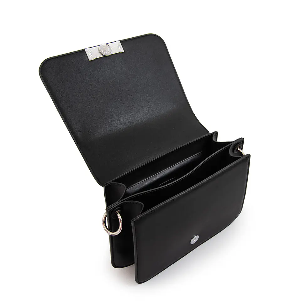 Cartera bandolera con tapa karina mediana negro 3