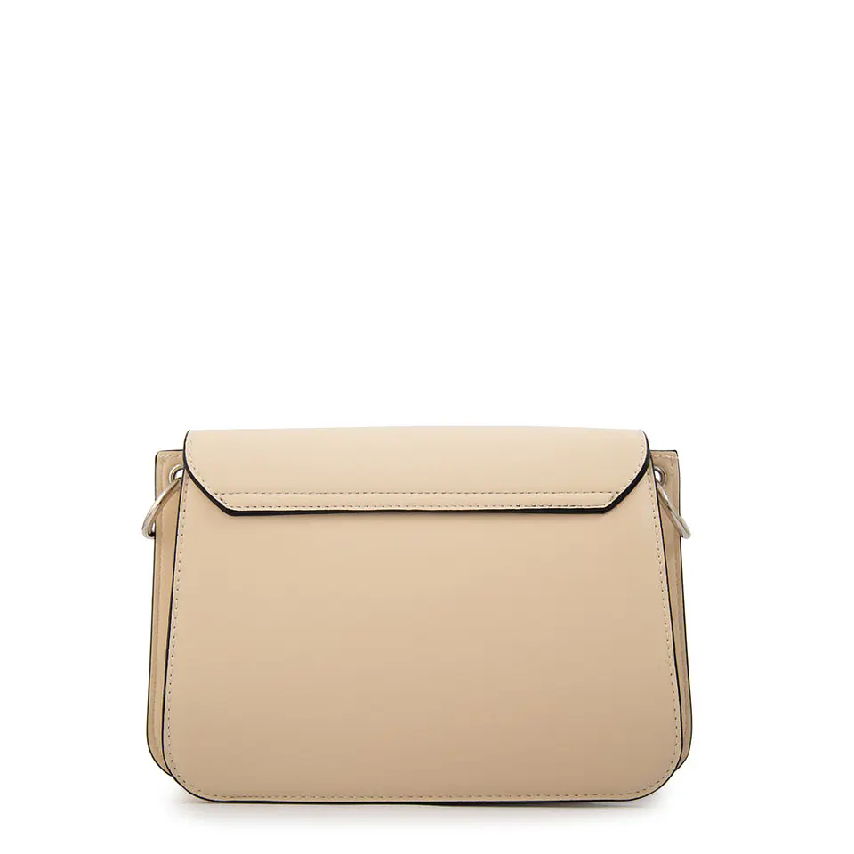 Cartera bandolera con tapa karina mediana blanco crudo 2
