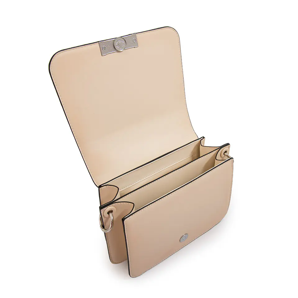 Cartera bandolera con tapa karina mediana blanco crudo 3