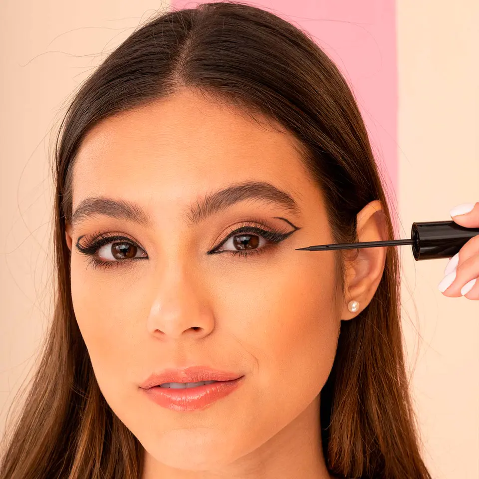 Delineador a Prueba de Agua VOGUE Essential 8g 4