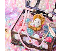 Sylvanian Families – Llavero Bebé Conejo Blanco “Cofre del Tesoro”