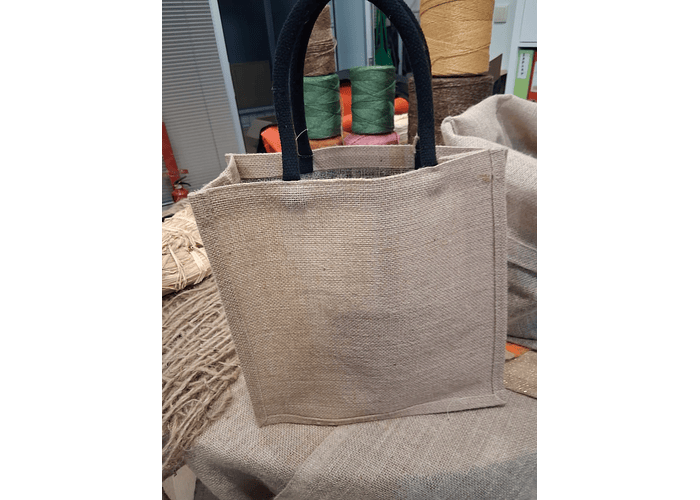 Saco em Juta Natural com Alças em Algodão Preto — Estampado Floral Preto (30×15×30 cm)