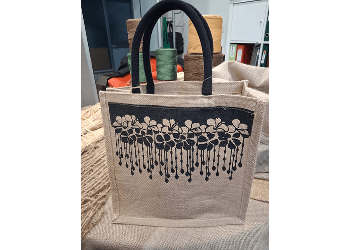 Saco em Juta Natural com Alças em Algodão Preto — Estampado Floral Preto (30×15×30 cm)