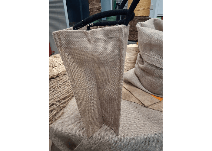 Saco em Juta Natural com Alças em Algodão Preto — Estampado Floral Preto (30×15×30 cm)