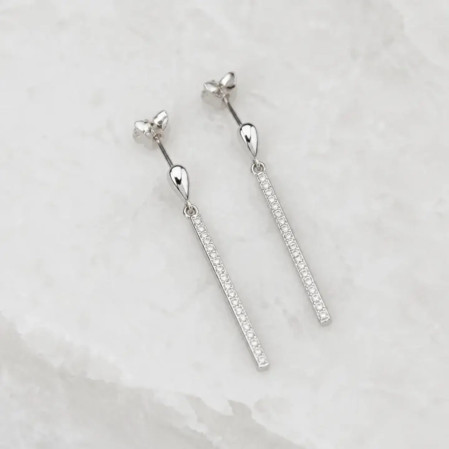 Brincos Haste em Ouro Branco 18k 1