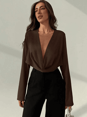 BLUSA CON ESCOTE PLUNGE MANGA LARGA