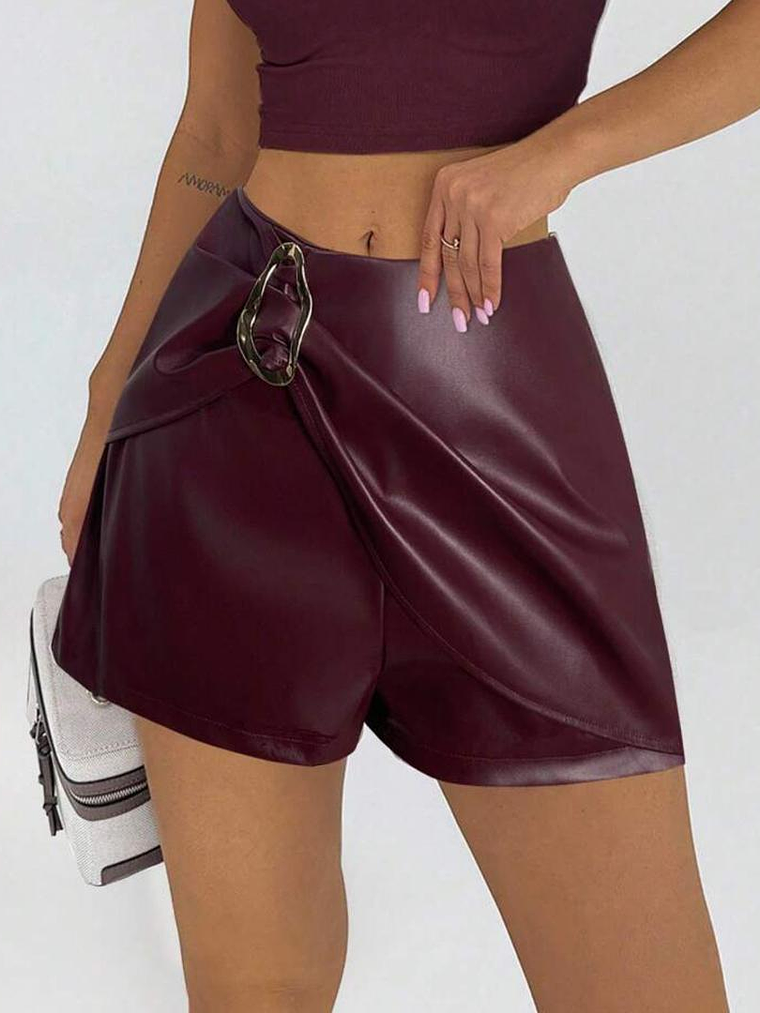 SHORT DE CUERINA CON BROCHE DORADO  1