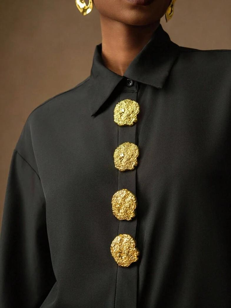 CAMISA FORMAL CON BOTONES GRANDES DORADOS  1