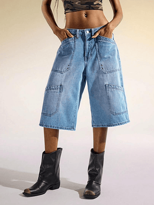 BERMUDA DE DENIM CON BOLSILLOS Y TACHUELAS PLATEADAS 