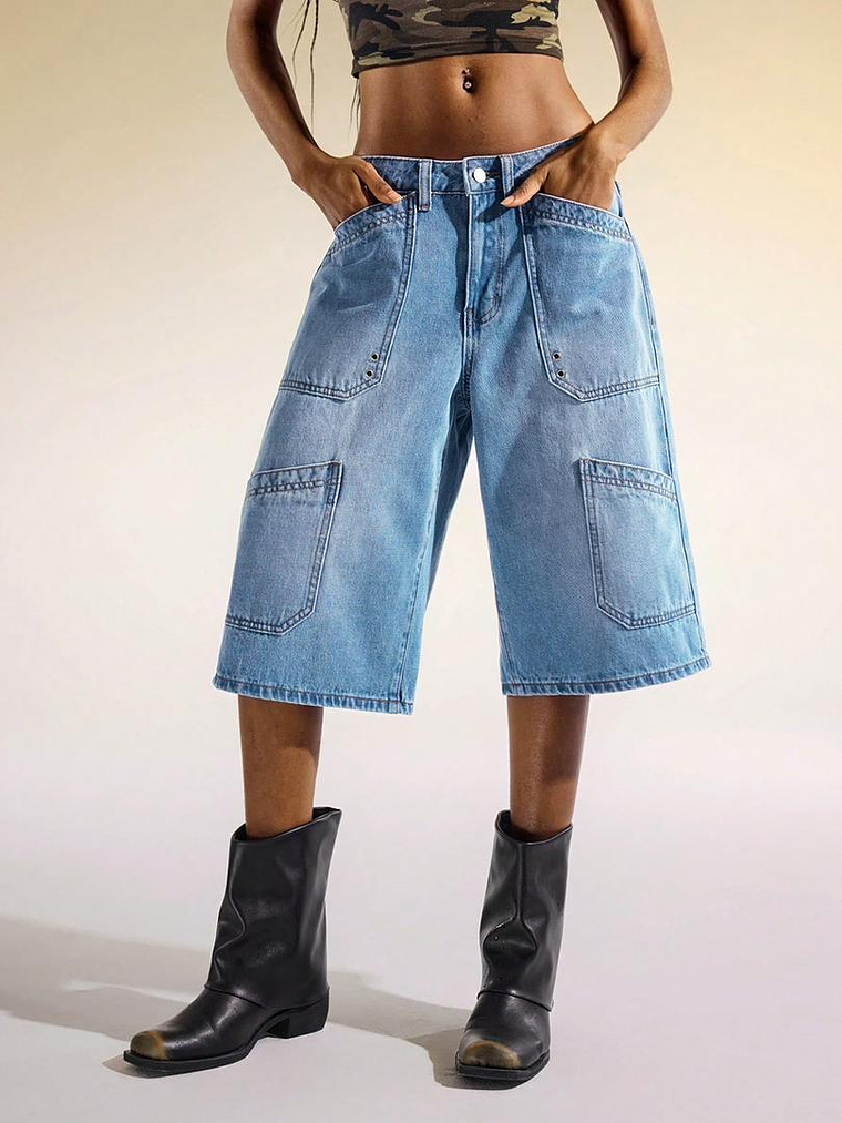 BERMUDA DE DENIM CON BOLSILLOS Y TACHUELAS PLATEADAS  1