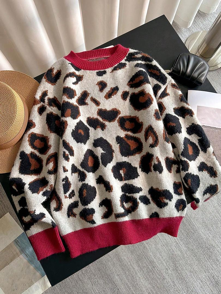 SWEATER TEJIDO CON ESTAMPADO DE LEOPARDO Y BORDES VINOTINTO  1