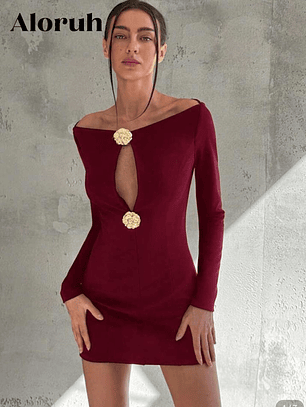 VESTIDO CORTO CEÑIDO AL CUERPO CON ESCOTE EN EL PECHO Y BROCHES DORADOS MANGA LARGA