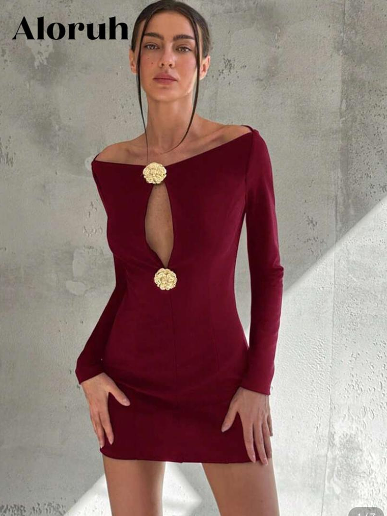 VESTIDO CORTO CEÑIDO AL CUERPO CON ESCOTE EN EL PECHO Y BROCHES DORADOS MANGA LARGA 1