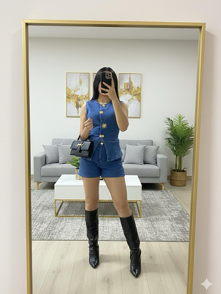 SET DE DENIM DE CHALECO Y BERMUDA CON BOTONES DORADOS GRANDES 2
