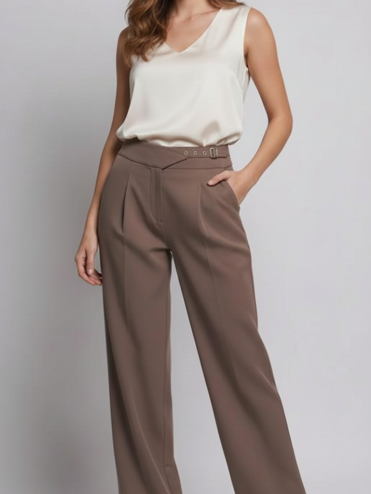 ES UN PANTALÓN DE VESTIR FORMAL CON PERNERA ANCHA, TIRO ALTO Y DETALLES DE PINZAS FRONTALES Y HEBILLA EN LA CINTURA, CREANDO UNA SILUETA HOLGADA Y SOFISTICADA. 2