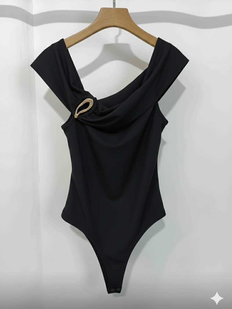 BODY DE HOMBROS CAIDOS CON BROCHE DORADO GRANDE 2