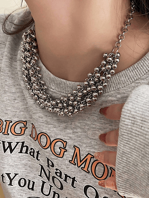 COLLAR PLATEADO DE CUENCAS MAXIMALISTA 