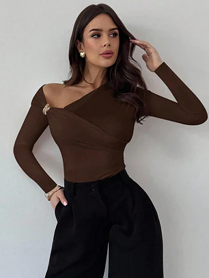BLUSA HOMBRO ASIMETRICO COLOR MARRON