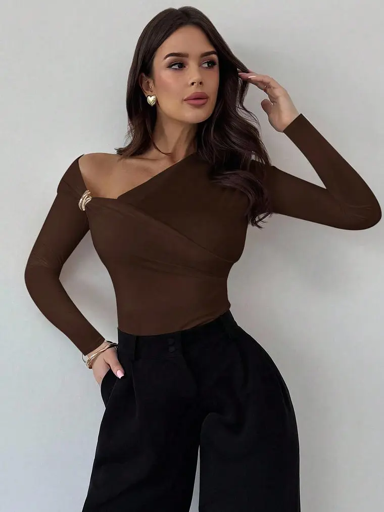 BLUSA HOMBRO ASIMETRICO COLOR MARRON 1