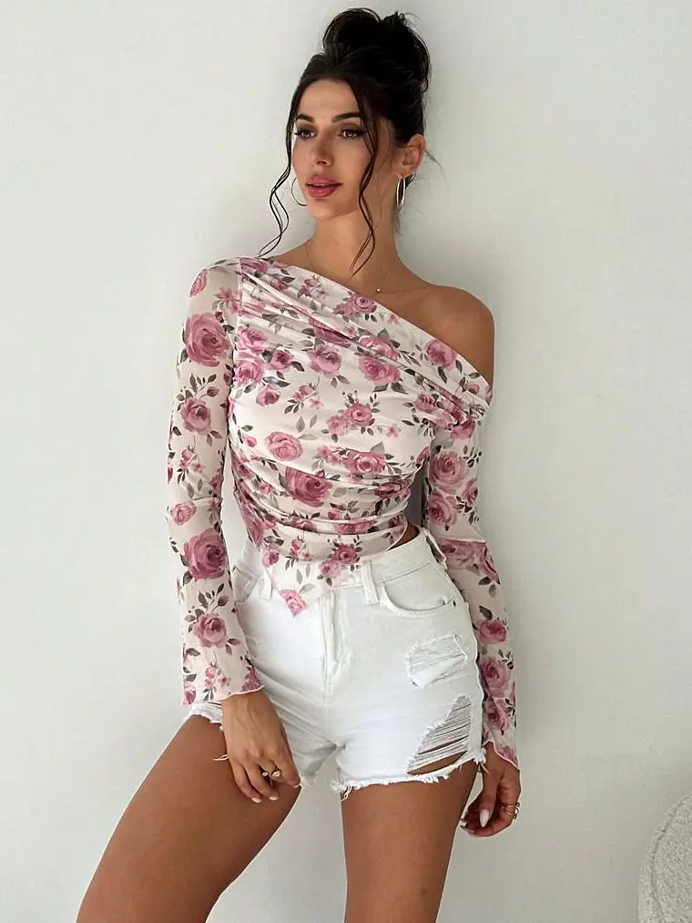 BLUSA CON ESTAMPADO DE ROSA 1