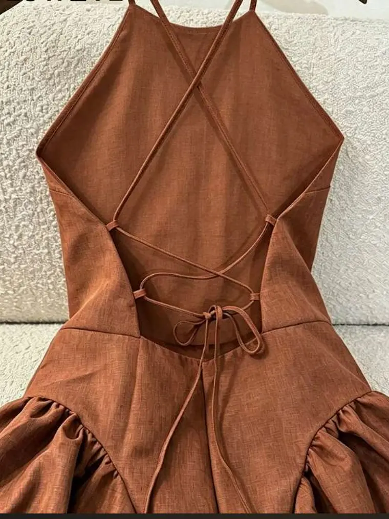 VESTIDO UNICOLOR CON CUELLO HALTER 2