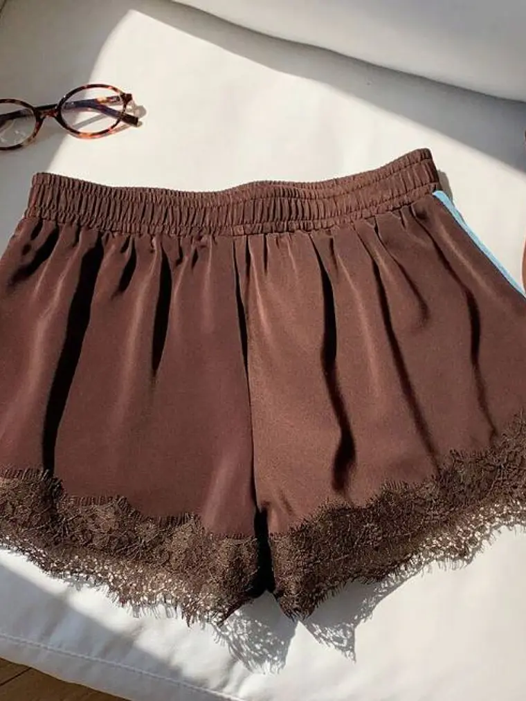 SHORT CASUAL CON BLONDA 1