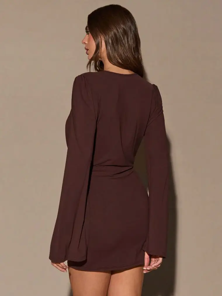 VESTIDO EN CUELLO DE PICO 2