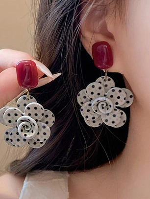 ZARCILLO CON COLGANTE DE FLOR ESTAMPADO DE LUNARES