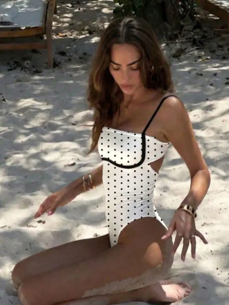 TRAJE DE BAÑO ENTERIZO BLANCO CON LUNARES 1