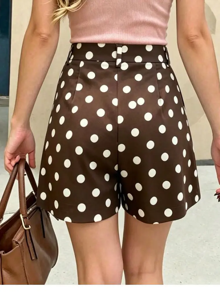 SHORT CORTO CON ESTAMPADO DE LUNARES 2