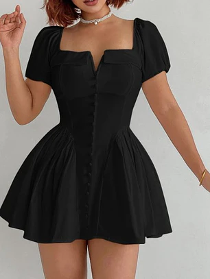VESTIDO CORTO CON CUELLO CUADRADO