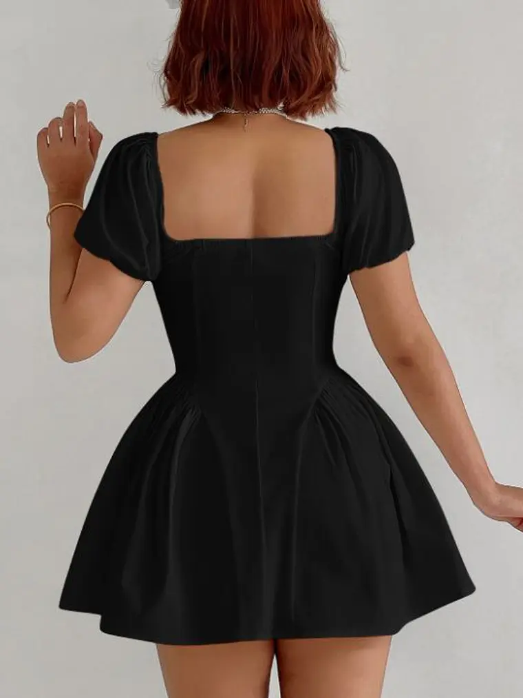 VESTIDO CORTO CON CUELLO CUADRADO 2