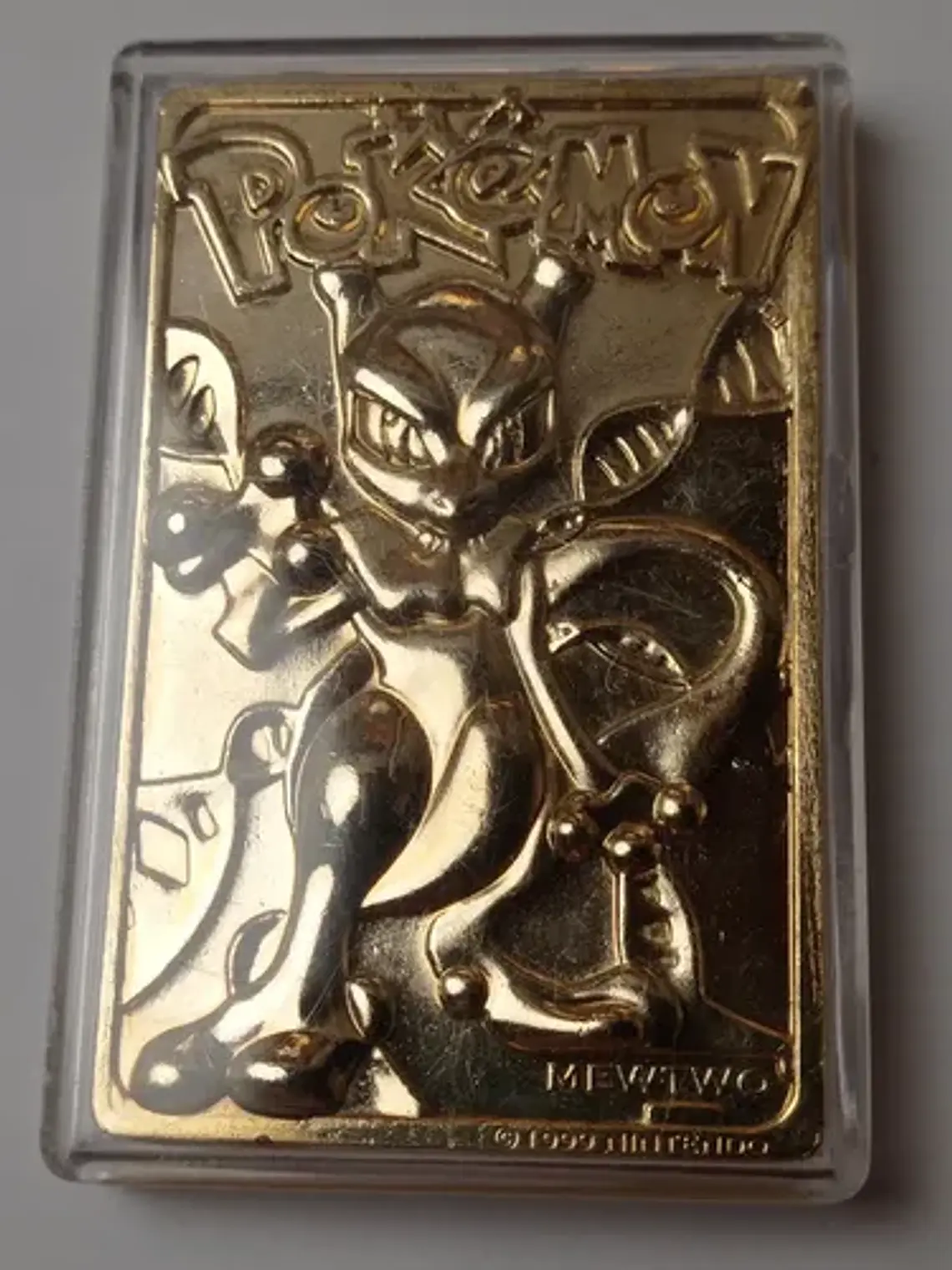 Placa Mewtwo 1999 Pokemon Nintendo Bañada Oro Placa Mewtwo 1