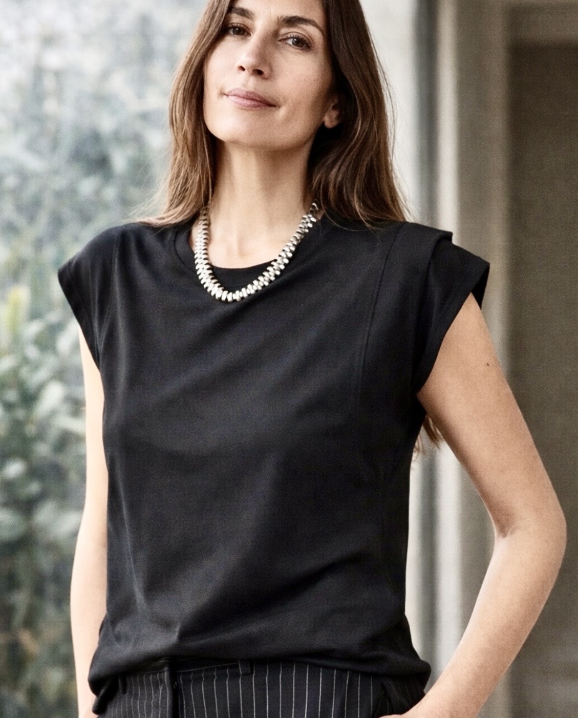 Polera Negra Milan mujer de Algodón Minimalista - Detalle doble Manga 