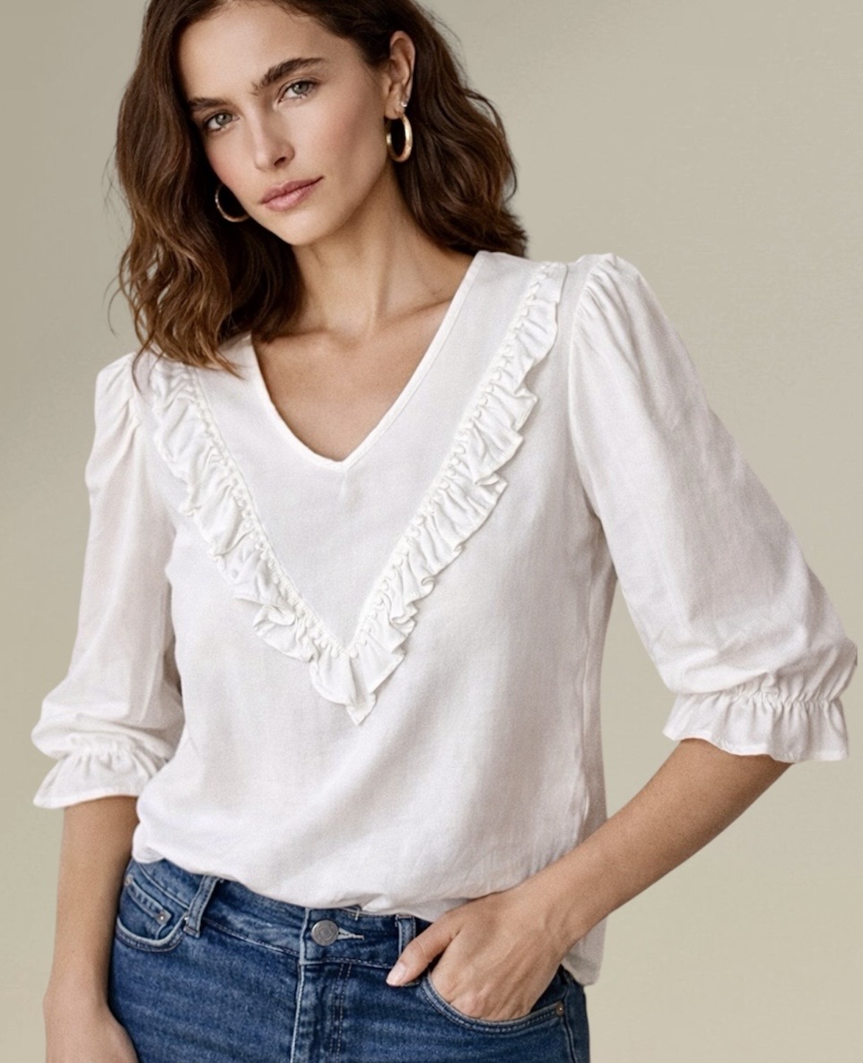 Blusa blanca cuello en v con volado delantero - Victoria