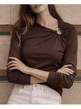 Polera Manga Larga Siena con Cuello Asimétrico y Hebilla Dorada