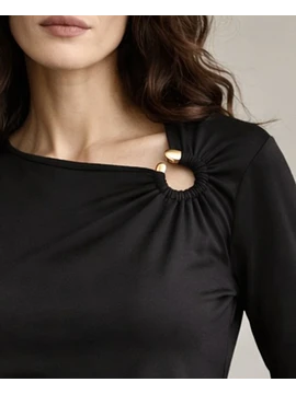 Polera Manga Larga Siena con Cuello Asimétrico y Hebilla Dorada