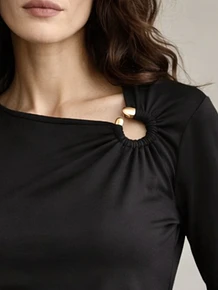 Polera Manga Larga Siena con Cuello Asimétrico y Hebilla Dorada