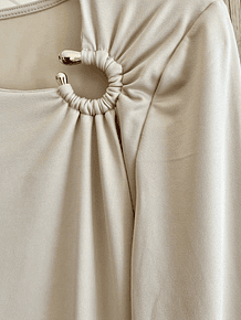 Polera Manga Larga Siena con Cuello Asimétrico y Hebilla Dorada