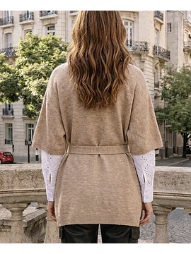 Capa tejida beige con lazo ajustable 