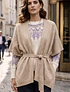 Capa tejida beige con lazo ajustable 