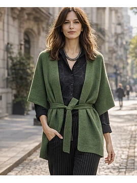 Capa tejida verde con lazo ajustable 