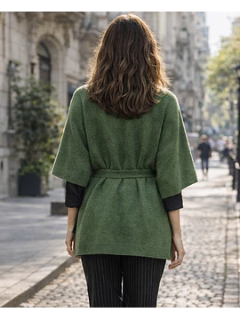 Capa tejida verde con lazo ajustable 