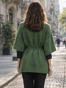 Capa tejida verde con lazo ajustable 
