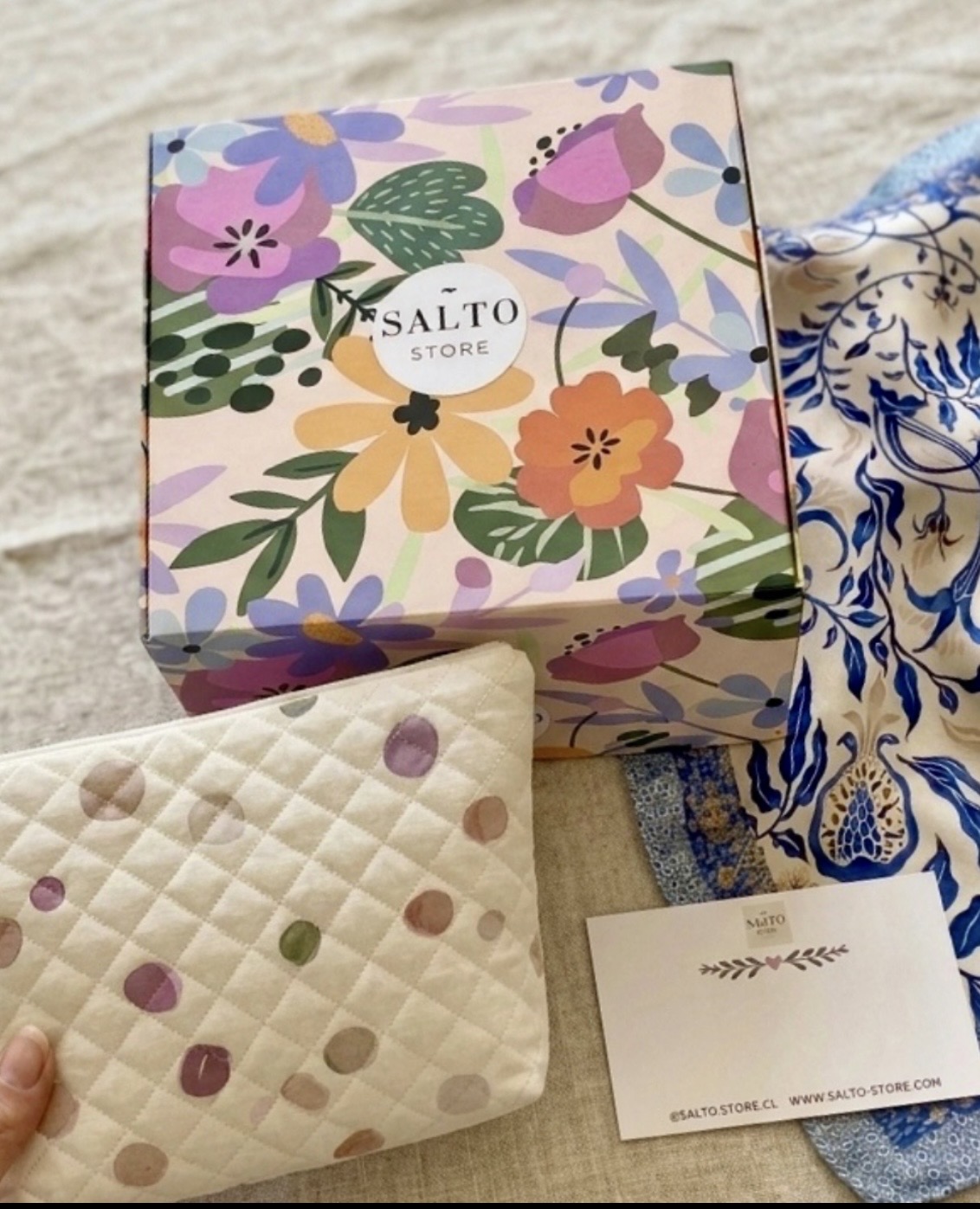 Pack para regalo: pañuelo y neceser