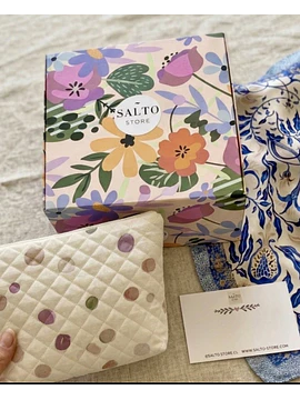 Pack para regalo: pañuelo y neceser