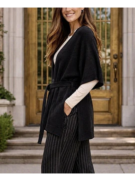 Capa tejida negra con lazo ajustable