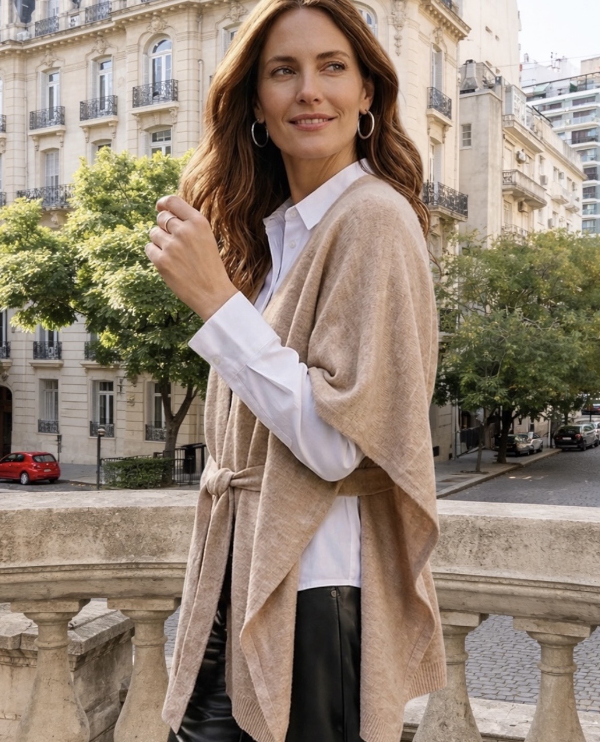Capa tejida beige con lazo ajustable 