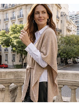Capa tejida beige con lazo ajustable 