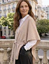 Capa tejida beige con lazo ajustable 